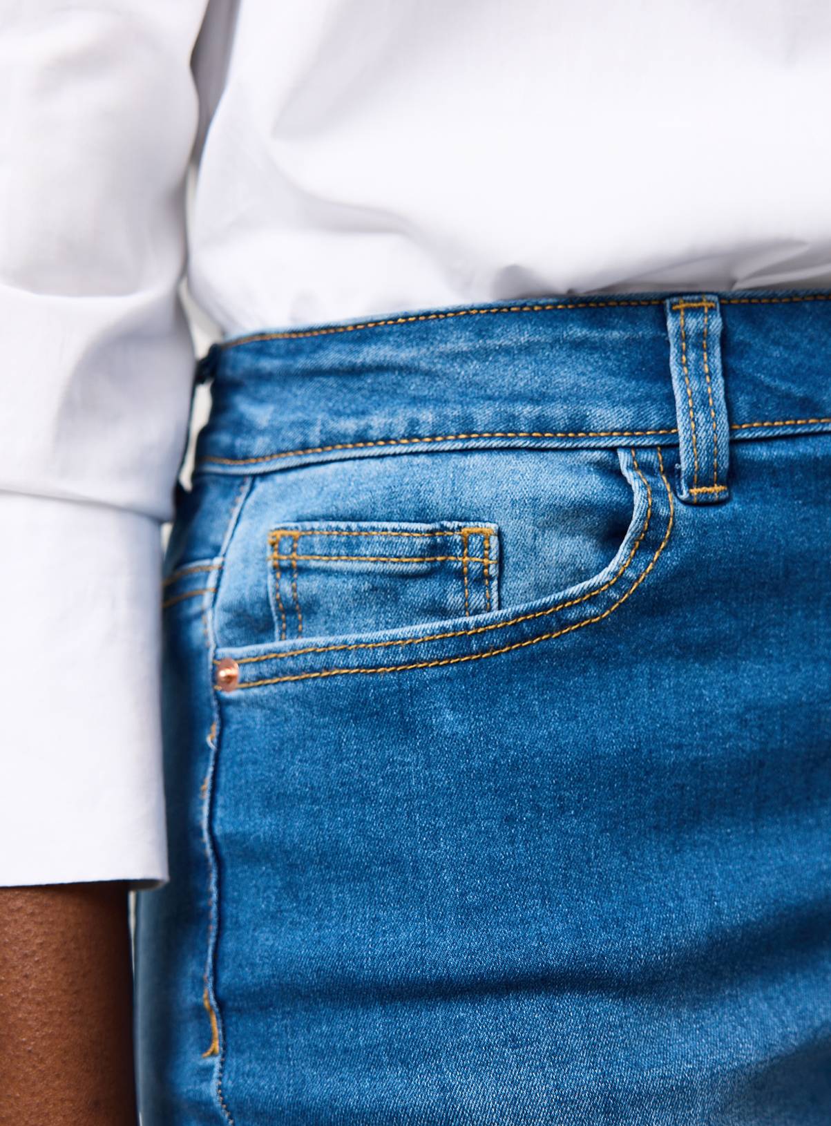 Mid Wash Straight Leg Denim Jeans 8L - Image 2